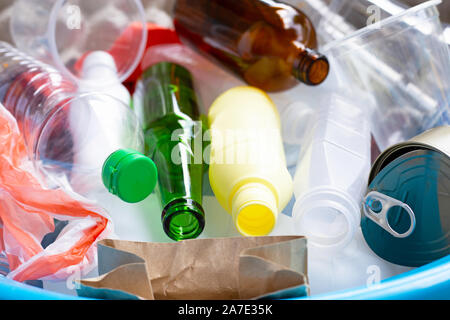 Eco concept avec recyclables constitués de verre, plastique, métal et papier. Banque D'Images