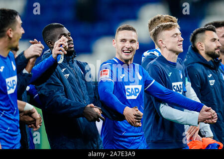 Berlin, Allemagne. 06Th Nov, 2019. Soccer : Bundesliga, TSG 1899 Hoffenheim - SC Paderborn 07, 10e journée, dans le PreZero Arena. Hoffenheim est Pavel Kaderabek (M) et ses coéquipiers sont heureux de la victoire. Credit : Uwe Anspach/DPA - NOTE IMPORTANTE : en conformité avec les exigences de la DFL Deutsche Fußball Liga ou la DFB Deutscher Fußball-Bund, il est interdit d'utiliser ou avoir utilisé des photographies prises dans le stade et/ou la correspondance dans la séquence sous forme d'images et/ou vidéo-comme des séquences de photos./dpa/Alamy Live News Banque D'Images