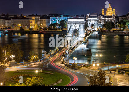 Les chaînes d'illuminés pont sur le Danube à Budapest, la nuit. Banque D'Images