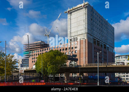Le Cercle Square parking et bâtiment de l'hôtel en construction, Oct 2019, Manchester, Angleterre, RU Banque D'Images