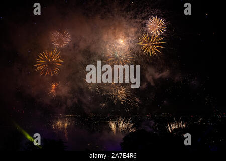 Le feu d'artifice au cours de l'Alexandra Palace Firework Festival à Londres. Banque D'Images