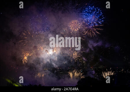 Le feu d'artifice au cours de l'Alexandra Palace Firework Festival à Londres. Banque D'Images