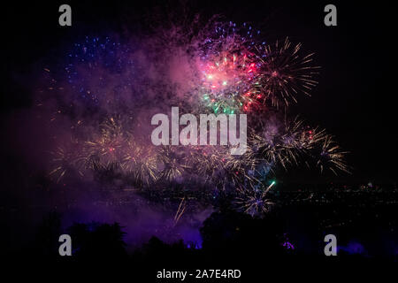 Le feu d'artifice au cours de l'Alexandra Palace Firework Festival à Londres. Banque D'Images