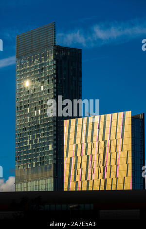 La Beetham Tower et la Tour de l'axe avec la fin de l'après-midi soleil reflète sur eux. Manchester, Angleterre, Royaume-Uni. Banque D'Images