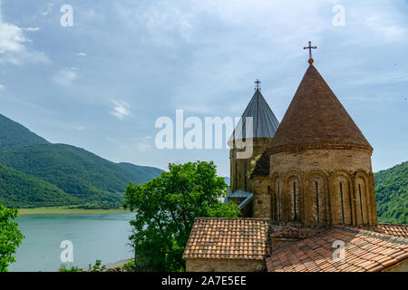 Belle vue panoramique de l'automne et Réservoir Zhinvali forteresse Ananuri en Géorgie, pays de l'Europe Banque D'Images
