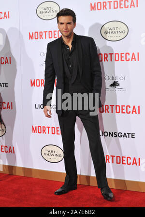 LOS ANGELES, CA - le 21 janvier 2015 : Guy Burnet au Los Angeles première de son film "ortdecai" au théâtre chinois de Grauman, Hollywood. © 2015 Paul Smith / Featureflash Banque D'Images