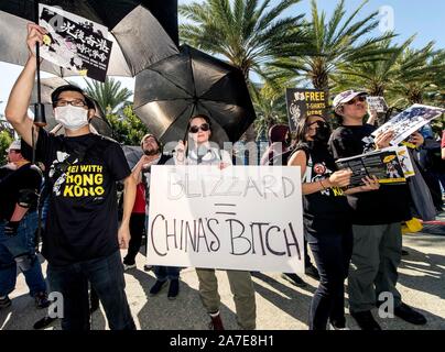 Anaheim, Californie, USA. 06Th Nov, 2019. Joueurs pour protester contre un stade de la liberté à l'appui de la BlizzCon Hearthstone player Ng Wai ''blitzchung» Chung, qui a été interdit par le jeu vidéo bouilloire Blizzard Entertainment pour soutenir les pro-démocratie protestataires de Hong Kong. Les joueurs pour la liberté est un projet de lutte pour l'avenir, un organisme à but non lucratif dédiée à la promotion des droits numériques. Crédit : Brian Cahn/ZUMA/Alamy Fil Live News Banque D'Images