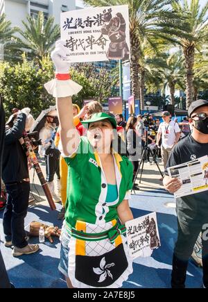 Anaheim, Californie, USA. 06Th Nov, 2019. Joueurs pour protester contre un stade de la liberté à l'appui de la BlizzCon Hearthstone player Ng Wai ''blitzchung» Chung, qui a été interdit par le jeu vidéo bouilloire Blizzard Entertainment pour soutenir les pro-démocratie protestataires de Hong Kong. Les joueurs pour la liberté est un projet de lutte pour l'avenir, un organisme à but non lucratif dédiée à la promotion des droits numériques. Crédit : Brian Cahn/ZUMA/Alamy Fil Live News Banque D'Images