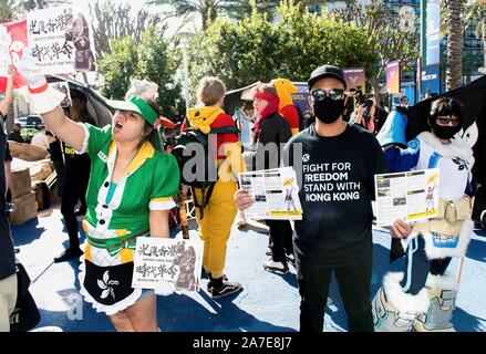 Anaheim, Californie, USA. 06Th Nov, 2019. Joueurs pour protester contre un stade de la liberté à l'appui de la BlizzCon Hearthstone player Ng Wai ''blitzchung» Chung, qui a été interdit par le jeu vidéo bouilloire Blizzard Entertainment pour soutenir les pro-démocratie protestataires de Hong Kong. Les joueurs pour la liberté est un projet de lutte pour l'avenir, un organisme à but non lucratif dédiée à la promotion des droits numériques. Crédit : Brian Cahn/ZUMA/Alamy Fil Live News Banque D'Images