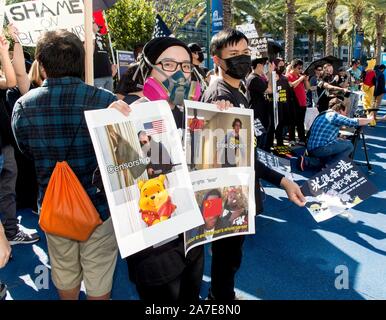 Anaheim, Californie, USA. 06Th Nov, 2019. Joueurs pour protester contre un stade de la liberté à l'appui de la BlizzCon Hearthstone player Ng Wai ''blitzchung» Chung, qui a été interdit par le jeu vidéo bouilloire Blizzard Entertainment pour soutenir les pro-démocratie protestataires de Hong Kong. Les joueurs pour la liberté est un projet de lutte pour l'avenir, un organisme à but non lucratif dédiée à la promotion des droits numériques. Crédit : Brian Cahn/ZUMA/Alamy Fil Live News Banque D'Images