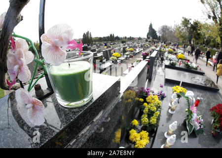 Zagreb, Croatie. 1er novembre 2019. Des fleurs et des bougies sont vus à l'Mirosevac Cemetery à Zagreb, Croatie, le 1 novembre 2019. Peuple Croate se sont réunis au cimetières de la pays à l'honneur à la fin de la famille pendant la Toussaint. (Marin Tironi/Pixsell via Xinhua) Credit : Xinhua/Alamy Live News Banque D'Images