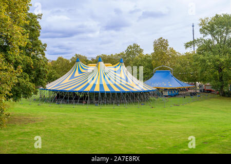 Big Blue top énorme chapiteau construit sur l'herbe verte, Bruxelles, Belgique Banque D'Images