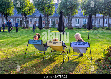 Copenhague, Danemark - 11 octobre 2017 : profitez des gens paresseux assis dans la chaise dans l'après-midi dans le jardin Banque D'Images