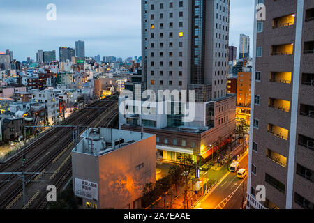 Tokyo, Japon - 28 mars 2019 : Shinjuku high angle vue d'ensemble de bâtiments résidentiel zone durant la nuit noire avec la rue éclairée Banque D'Images