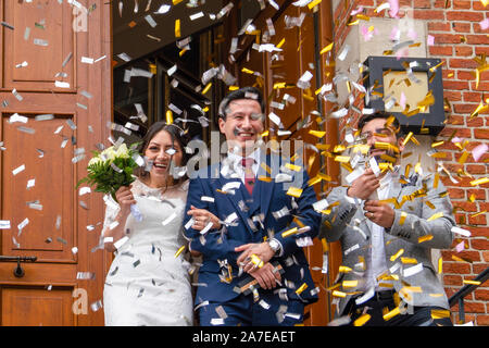 Bruxelles, Belgique - le 4 octobre 2019 : juste en face d'un bâtiment en briques rouges sous le confetti colorés Banque D'Images