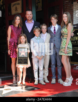 LOS ANGELES, CA - 5 mars 2015 : Chris O'Donnell & femme Caroline Fentress & enfants Maeve, Finley, Charles, Christopher & Lily sur Hollywood Boulevard où Chris O'Donnell a été honoré avec le 2,544ème étoile sur le Walk of Fame. © 2015 Paul Smith / Featureflash Banque D'Images