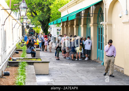 New Orleans, USA - 23 Avril 2018 : Les gens en file d'attente en ligne pour commander de la nourriture au Café du Monde restaurant sign célèbre pour beignet donuts et de chicorée c Banque D'Images