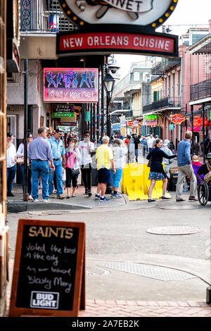 New Orleans, USA - 23 Avril 2018 : Vieille ville de Louisiane célèbre ville avec des gens foule marche sur Bourbon Street avec Krazy Korner neon sign Banque D'Images