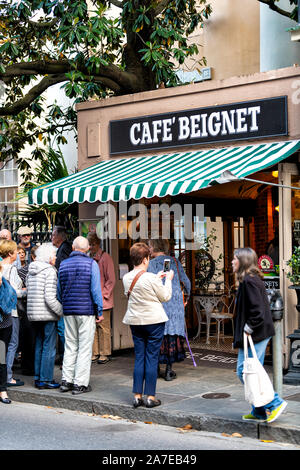 New Orleans, USA - 23 Avril 2018 : Les gens en file d'attente en ligne durant la journée pour célèbre restaurant café beignet beignets de sucre en poudre Banque D'Images