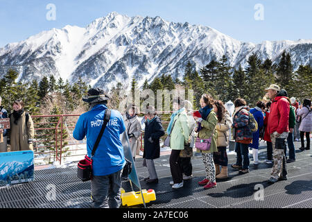 Takayama, Japon - 8 Avril 2019 : le téléphérique Shinhotaka Okuhida villages avec groupe touristique et photographe dans la préfecture de Gifu park sur le printemps de l'moun Banque D'Images