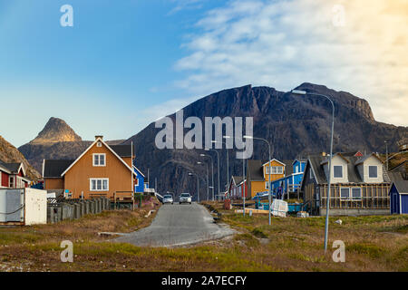 Immeubles et maisons colorées à Sisimiut, Groenland. Banque D'Images