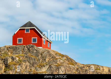 Maison en bois rouge coloré sur une colline à Sisimiut, Groenland Banque D'Images