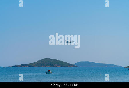 Kos GRÈCE - 31 juillet 2019 ; avion volant à basse altitude au-dessus d'entrée dans la baie à la terre Banque D'Images