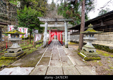 Takayama, Japon - 9 Avril 2019 : parcours de Higashiyama dans ville historique dans la préfecture de Gifu avec de nombreuses portes torii rouge modèle de Toyokawa Jozan Banque D'Images
