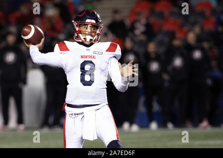 Novembre 01, 2019 : quart-arrière des Alouettes de Montréal Vernon Adams Jr. (8) prévoit de lancer au cours de la CFL match entre les Alouettes de Montréal et Ottawa Redblacks à TD Place Stadium à Ottawa, Canada. Daniel Lea/CSM. Banque D'Images