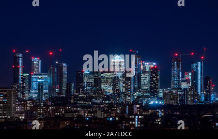 London / United Kingdom - 4 octobre 2019 : Nuit panorama du quartier financier de Canary Wharf pris de Blackheath Banque D'Images