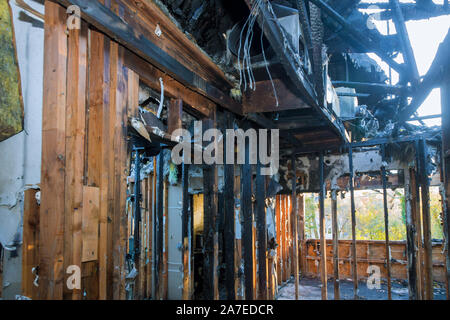 Ruines de chambre Prix appartement après un incendie de murs en bois carbonisé Banque D'Images