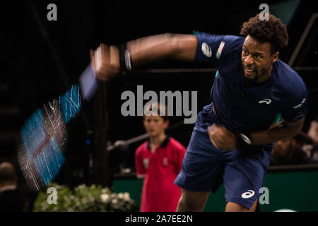 Paris, France. 1er novembre 2019. Gaël Monfils sert de la France au cours de la des célibataires quart de finale contre Denis Shapovalov du Canada à la Rolex Paris Masters 1000 tenue à l'Aréna AccorHotels à Paris, France, 1 novembre 2019. Credit : Aurelien Morissard/Xinhua/Alamy Live News Banque D'Images