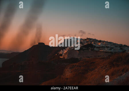 Coucher de soleil de Santorin loin de l'herbe, les fourrés de voyage paysage crépuscule de l'après-midi Banque D'Images