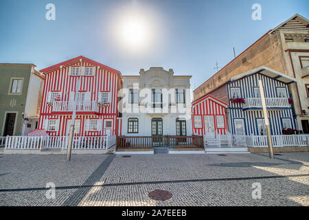 Rue avec ses maisons colorées à Costa Nova, Aveiro, Portugal. Rue avec maisons à rayures, Costa Nova, Aveiro, Portugal. Façades de maisons colorées en C Banque D'Images