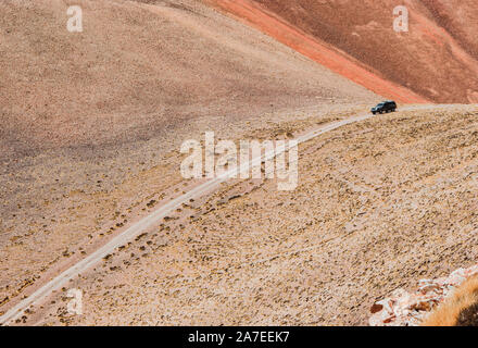 Passage en 4 x 4 par des routes à la sortie de la route dans le nord de l'Argentine entre les montagnes, les vallées et les rivières Banque D'Images