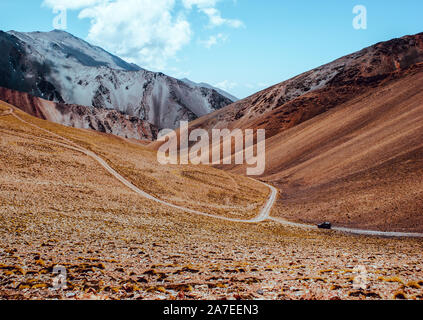 Passage en 4 x 4 par des routes à la sortie de la route dans le nord de l'Argentine entre les montagnes, les vallées et les rivières Banque D'Images