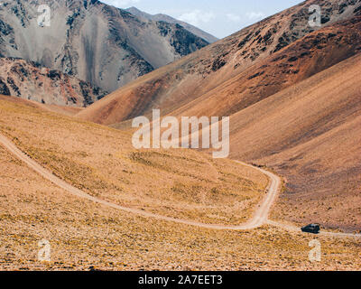 Passage en 4 x 4 par des routes à la sortie de la route dans le nord de l'Argentine entre les montagnes, les vallées et les rivières Banque D'Images