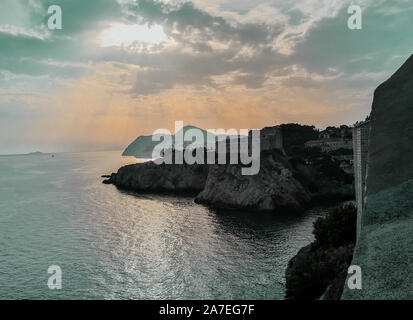 Une vue sur la mer adriatique coucher de soleil depuis les murs de dubrivnik Banque D'Images