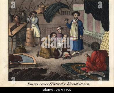 Intérieur d'une famille Kachin hut ou gher montrant buttermaking, un chaudron sur un feu, un homme assis sur un tapis, un chien de l'eau potable, et de peaux d'animaux sur le sol. Lithographie coloriée de Friedrich Wilhelm Goedsche Vollstaendige Völkergallerie « dans getreuen Abbildungen' (Galerie complète des peuples autochtones en vrai photos), Meissen, circa 1835-1840. Goedsche (1785-1863) était un écrivain allemand, libraire et éditeur à Meissen. La plupart des illustrations ont été adaptés à partir de Bertuch's 'Bilderbuch fur Kinder' et d'autres. Banque D'Images