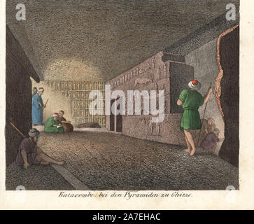 Catacombes dans les pyramides de Gizeh, Egypte. Lithographie coloriée de Friedrich Wilhelm Goedsche Vollstaendige Völkergallerie « dans getreuen Abbildungen' (Galerie complète des peuples autochtones en vrai photos), Meissen, circa 1835-1840. Goedsche (1785-1863) était un écrivain allemand, libraire et éditeur à Meissen. La plupart des illustrations ont été adaptés à partir de Bertuch's 'Bilderbuch fur Kinder' et d'autres. Banque D'Images