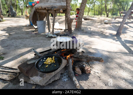 Matamoros, Mexique, 01 novembre 2019, une cuisine de fortune est vu dans le camp de réfugiés. Environ 2000 réfugiés vivent actuellement dans des tentes à côté du pont international qui relie la ville mexicaine de Matamoros avec la ville américaine de Brownsville. Credit : Lexie Harrison-Cripps/Alamy Live News Banque D'Images