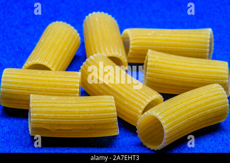 Pâtes Rigatoni sur fond bleu Banque D'Images