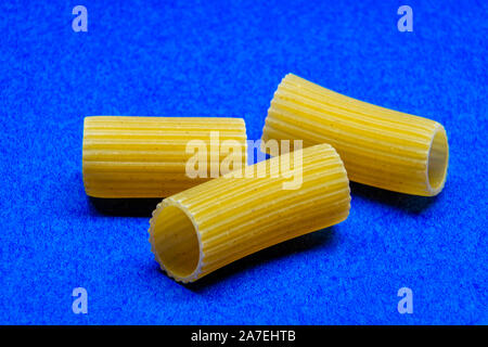 Pâtes Rigatoni sur fond bleu Banque D'Images