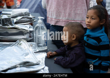 Matamoros, Mexique, 01 novembre 2019, un enfant attend pour l'alimentation d'une organisation locale appelée Team Brownsville. Environ 2000 réfugiés vivent actuellement dans des tentes à côté du pont international qui relie la ville mexicaine de Matamoros avec la ville américaine de Brownsville. Credit : Lexie Harrison-Cripps/Alamy Live News Banque D'Images