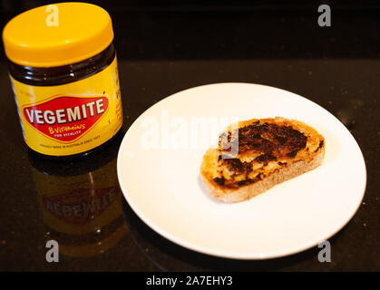 Sydney, Australie - Novembre 2, 2019 - Vegemite et du beurre sur du pain grillé, au levain et Vegemite jar. Une icône classique de propagation de l'Australie. Banque D'Images