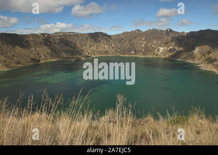 Vue depuis le bord du cratère de la magnifique Laguna Quilotoa, Equateur Banque D'Images