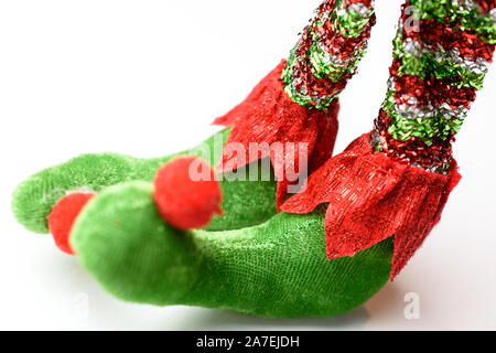 Peluche adorable elfe pointues pieds en rouge blanc et vert chaussures pointues avec pompons Banque D'Images