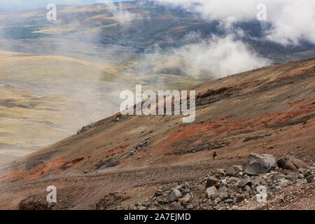 Climber en ordre décroissant de Jose Rivas refuge sur le volcan Cotopaxi, Parc National Cotopaxi, Equateur Banque D'Images