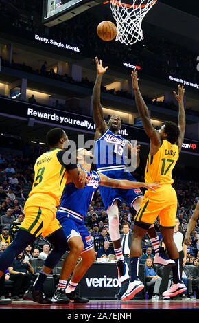 Sacramento, CA, USA. 1er novembre 2019. Centre Dewayne Dedmon Sacramento Kings (13) lecteurs contre Utah Jazz center Ed Davis (17) au cours d'une partie du Golden 1 Centre le vendredi, Novembre 1, 2019 à Sacramento. Crédit : Paul Kitagaki Jr./ZUMA/Alamy Fil Live News Banque D'Images