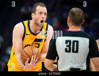 Sacramento, CA, USA. 1er novembre 2019. L'Utah Jazz Joe Ingles (2) réagit après une faute au cours d'un match contre les Sacramento Kings au Golden 1 Centre le vendredi, Novembre 1, 2019 à Sacramento. Crédit : Paul Kitagaki Jr./ZUMA/Alamy Fil Live News Banque D'Images